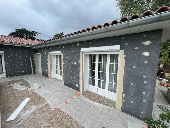 Maison moderne avec finition enduit et bardage bois