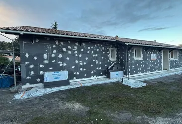 chantier ITE à Pessac — pose des panneaux isolants